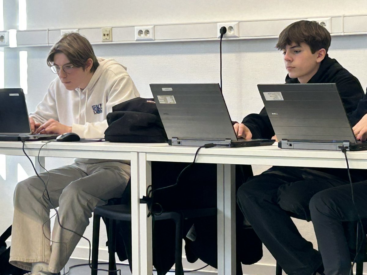 gluzardo's tweet photo. URC workshops use drones to inspire STEM education in secondary students. Join us and discover the endless possibilities of drone-powered learning! @URC_UGent https://t.co/wvFNTmjObV