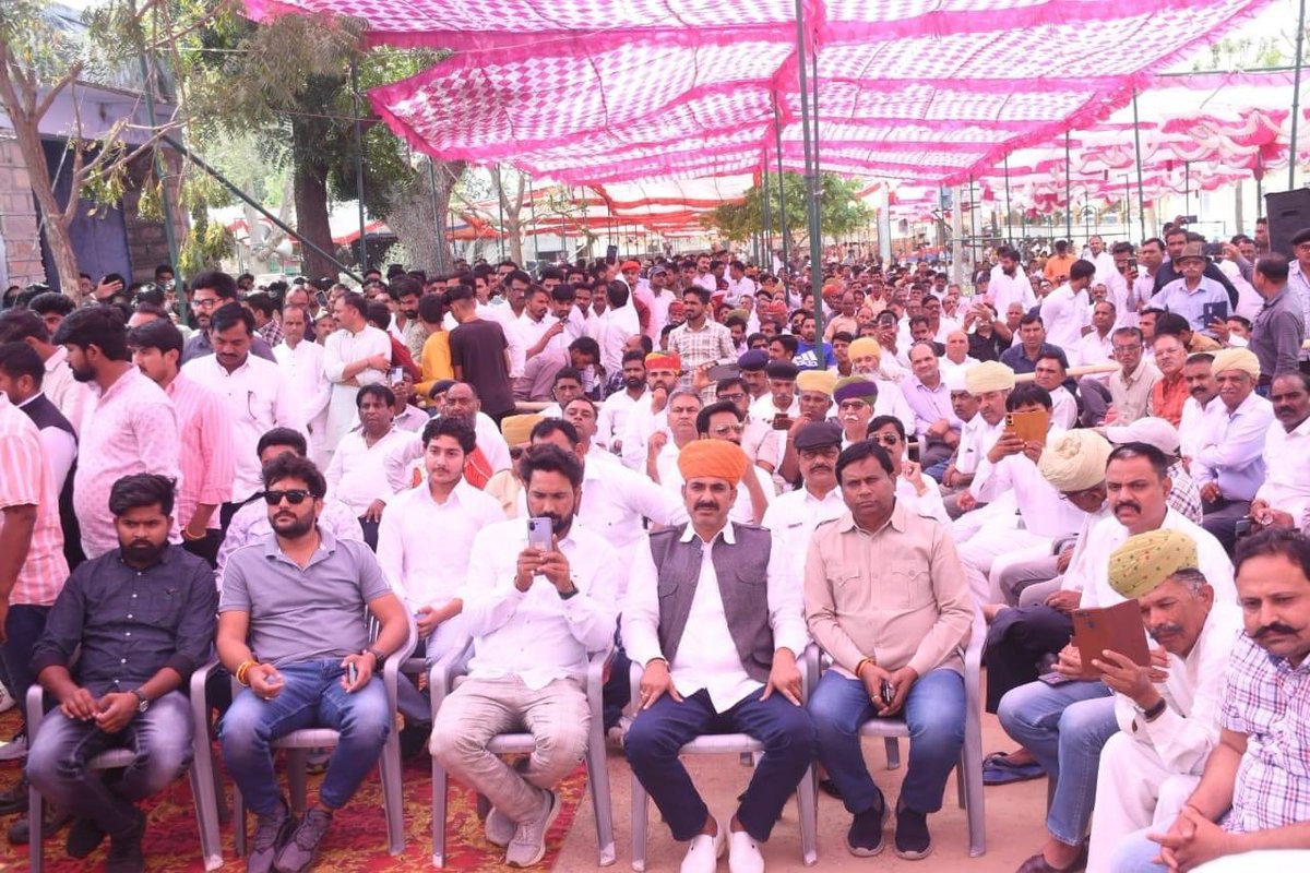 DrSatishPoonia's tweet photo. समाज, प्रदेश और जनहित के लिए संघर्ष करने वाले, नई पीढ़ी के लिए प्रेरणा पुंज तथा राजस्थान की राजनीति में सद्भाव और स्वाभिमान की मिसाल कायम करने वाले श्री लोकेंद्र सिंह जी कालवी का आकस्मिक निधन अत्यंत दुखद है; आज कालवी ग्राम पहुंचकर उनके परिजनों से मिला और उन्हें सांत्वना दी । https://t.co/fIaGV4JhnC
