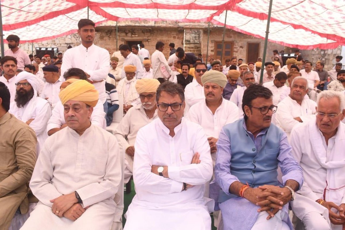 DrSatishPoonia's tweet photo. समाज, प्रदेश और जनहित के लिए संघर्ष करने वाले, नई पीढ़ी के लिए प्रेरणा पुंज तथा राजस्थान की राजनीति में सद्भाव और स्वाभिमान की मिसाल कायम करने वाले श्री लोकेंद्र सिंह जी कालवी का आकस्मिक निधन अत्यंत दुखद है; आज कालवी ग्राम पहुंचकर उनके परिजनों से मिला और उन्हें सांत्वना दी । https://t.co/fIaGV4JhnC