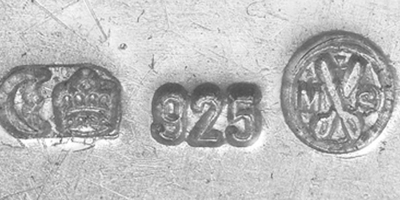 BuyerAntique's tweet image. Identifying Sterling Silver Patterns 101

If you have a set of antique sterling silverware, you might be wondering what the pattern is. Here are a few tips that can help you determining which silver pattern you have. bit.ly/2v4Mu76 

#Sterlingsilver #silverpattern