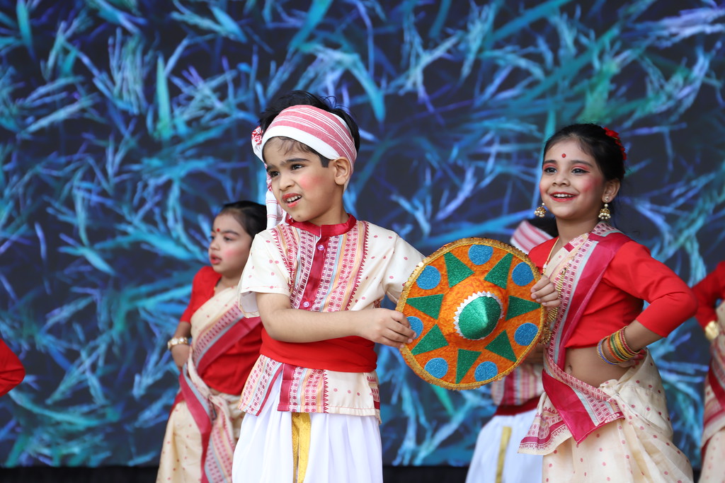 ChirecSchool's tweet photo. Our pre-primary students took us on a colorful journey across India with their stunning state-wise dances and enthralled the audience with their moves. #CHIRECActivities #StudentPerformances #PrePrimaryGrandPresentation #UnityinDiversity #CHIRECInternationalSchool https://t.co/63BoZzQ9l2