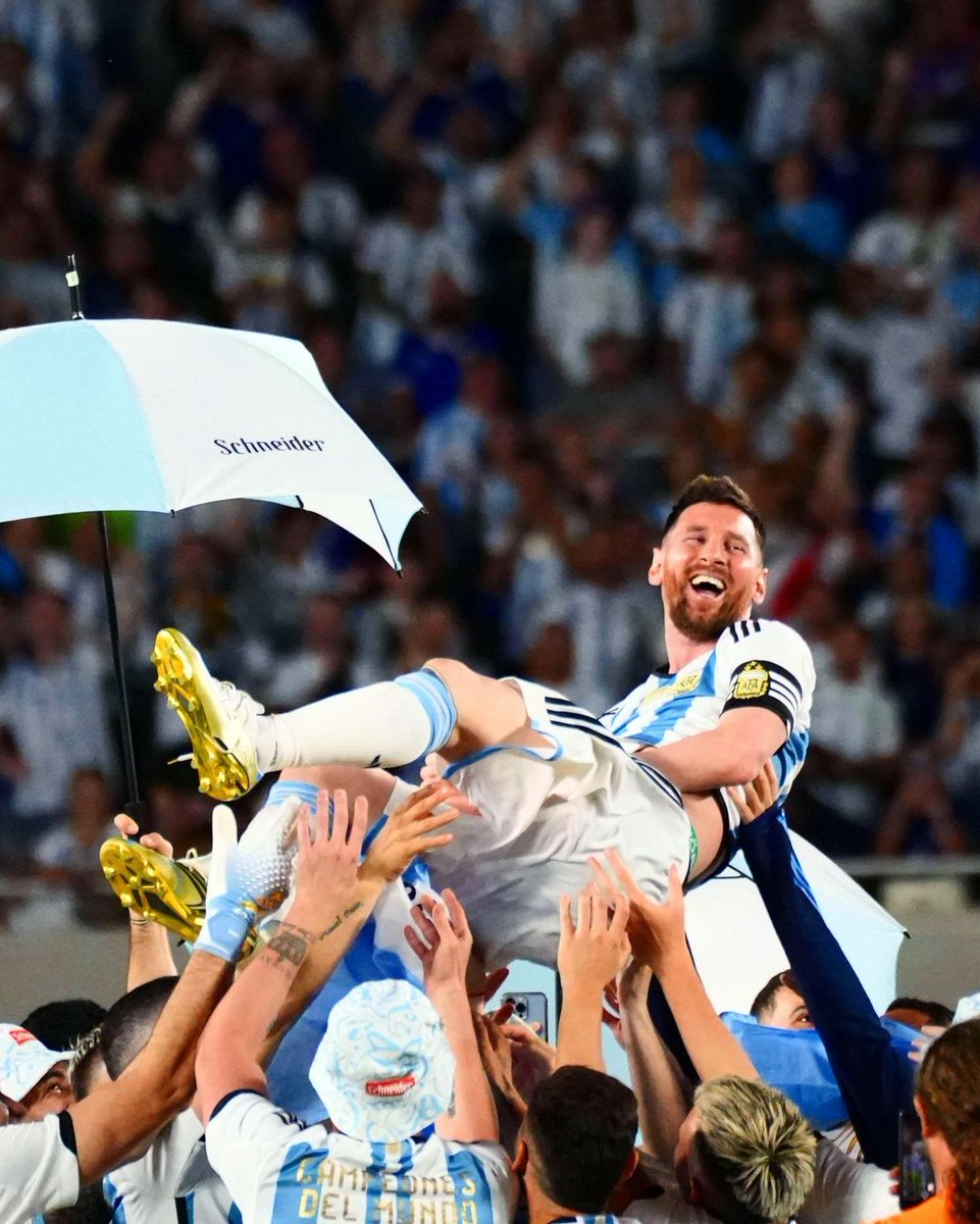 novibet's tweet photo. 🇦🇷🐐 Η απόλυτη ευτυχία 😁

Το χαμόγελο του Μέσι τη στιγμή της αποθέωσης από συμπαίκτες και κόσμο στο κατάμεστο Μονουμεντάλ.

Πέτυχε όλα όσα ονειρευόταν.

Τίποτα δεν του λείπει πια.

Ολοκλήρωσε το ποδόσφαιρο και το ξέρει.

#Messi #Argentina https://t.co/qeurAwF8oW
