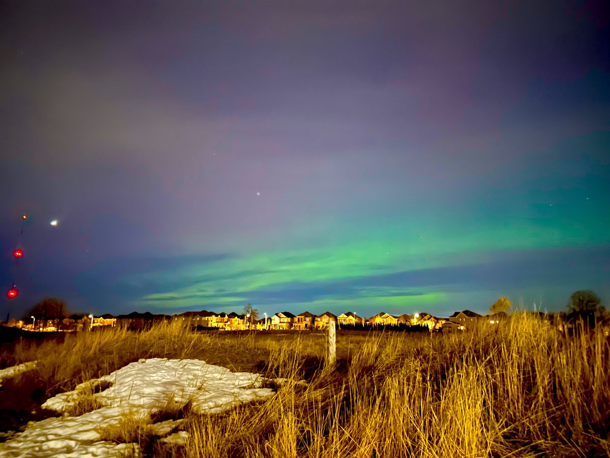 PinzonPJ's tweet photo. Saw a lil bit of the northern lights just a couple minutes north of #toronto
#aurora https://t.co/FtRycnYYlE