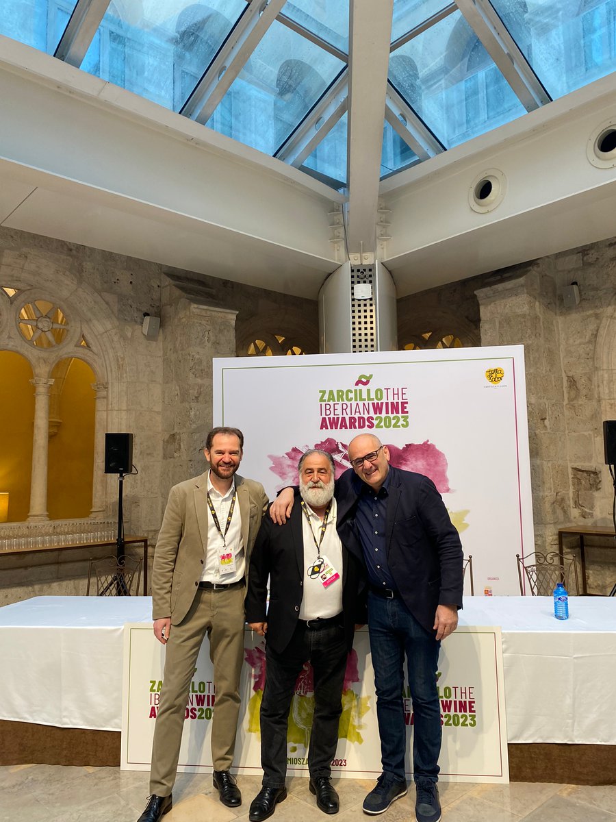 JavierPerezARGI's tweet photo. Segunda jornada en los #PremiosZarcillo. Tanda de espumosos. Buen comienzo. Magnifico ambiente y las mejores narices del mundo del vino. Pablo Martin @UAESsumilleres, presidente de la mesa.
Buen nivel de espumosos en esta edición🍾
@ITACYL #PedroBallesteros @perezovejas #TomásPostigo