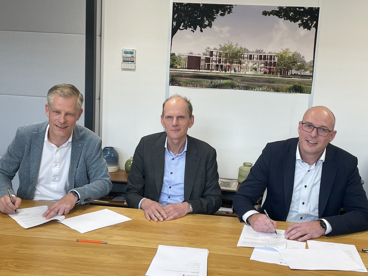 De bouw van het gemeentehuis komt in zicht! Op 23 maart heeft wethouder Dorus Klomberg namens de gemeente Rheden de bouwovereenkomst getekend met aannemer Van Wijnen uit Arnhem en ITN installatietechniek uit Ede. In april starten de eerste werkzaamheden. bit.ly/3z1yyZw