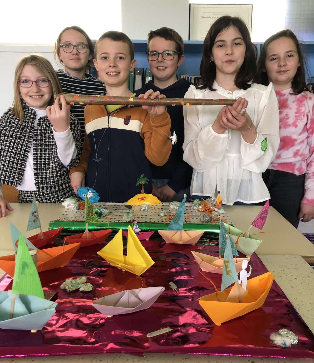 CM2BGuipavas's tweet image. Dans notre groupe, nous avons joué avec les mots #hivernage et #synchrone. Nous sommes très fiers de notre maquette ! !#SLFF @acrennes @MinistereCC @languesFR Alexandre,Timéo, Mélyna, Louise, Lilas et Léna. 😀🇫🇷