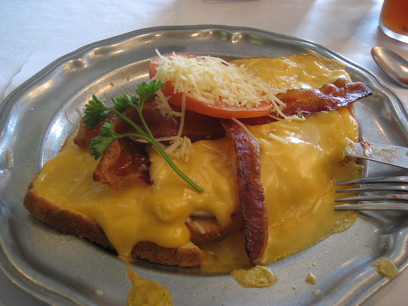 RegionalUSFood's tweet photo. Hot brown (Louisville, KY) –– a broiled or baked open-faced sandwich with turkey, ham, bacon, and Mornay sauce https://t.co/dyYLgWRZp3