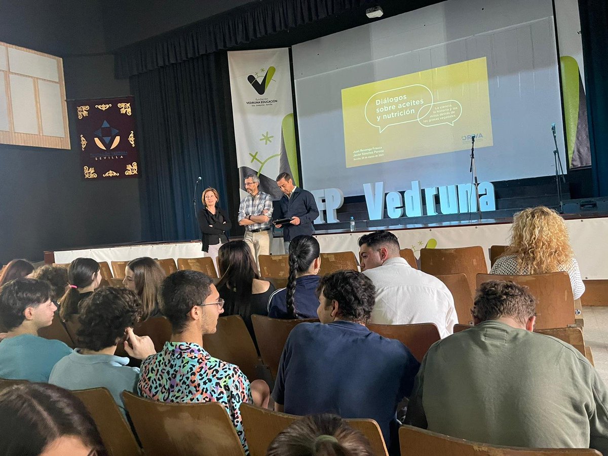 AceiteOrujo's tweet photo. @Malnutridos @juan_revenga @fpvedrunasev ¡Todo listo para la primera sesión de esta nueva temporada de "Diálogos sobre aceites y nutrición"!

Más de 70 alumnos de @fpvedrunasev se han unido a esta interesante sesión formativa impartida por @juan_revenga y @Malnutridos. https://t.co/nQOSiItt7w