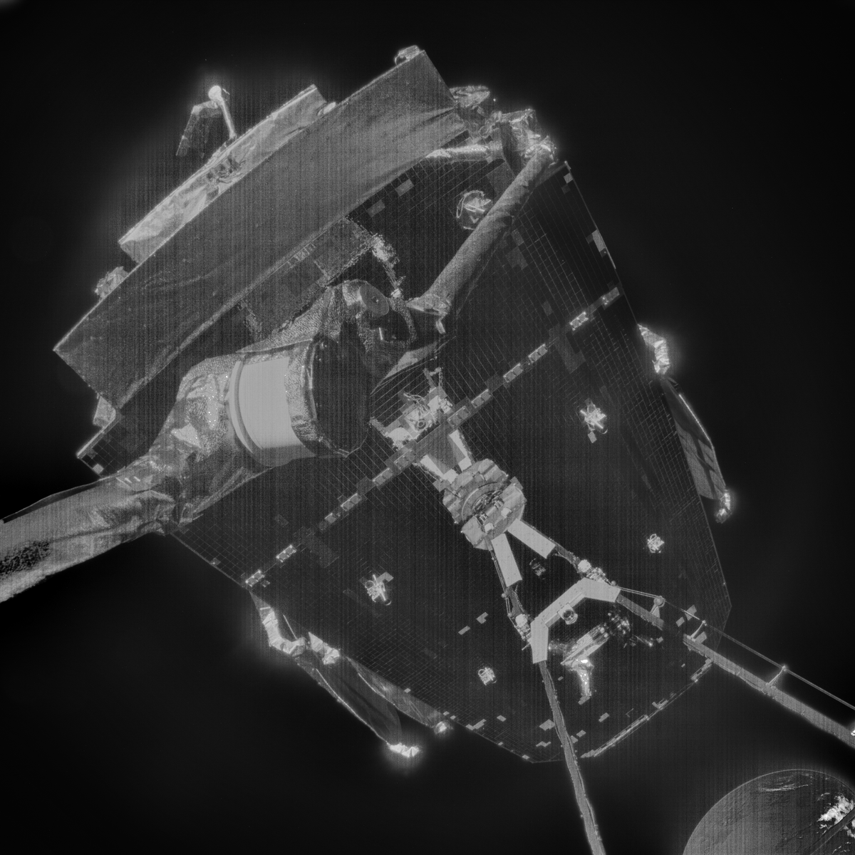 AirbusSpace's tweet photo. Selfie from space 🤳 at 36,000 km from Earth. 🌎
The Airbus designed & built @Eutelsat_SA #HOTBIRD 13F telecoms satellite 🛰️ has reached its geostationary orbit and to prove it, it took a 📸.
Can you recognise any of the equipment on board? (level: hard)
🔗https://t.co/n6DCO3tgwi https://t.co/tspzLWFaZj