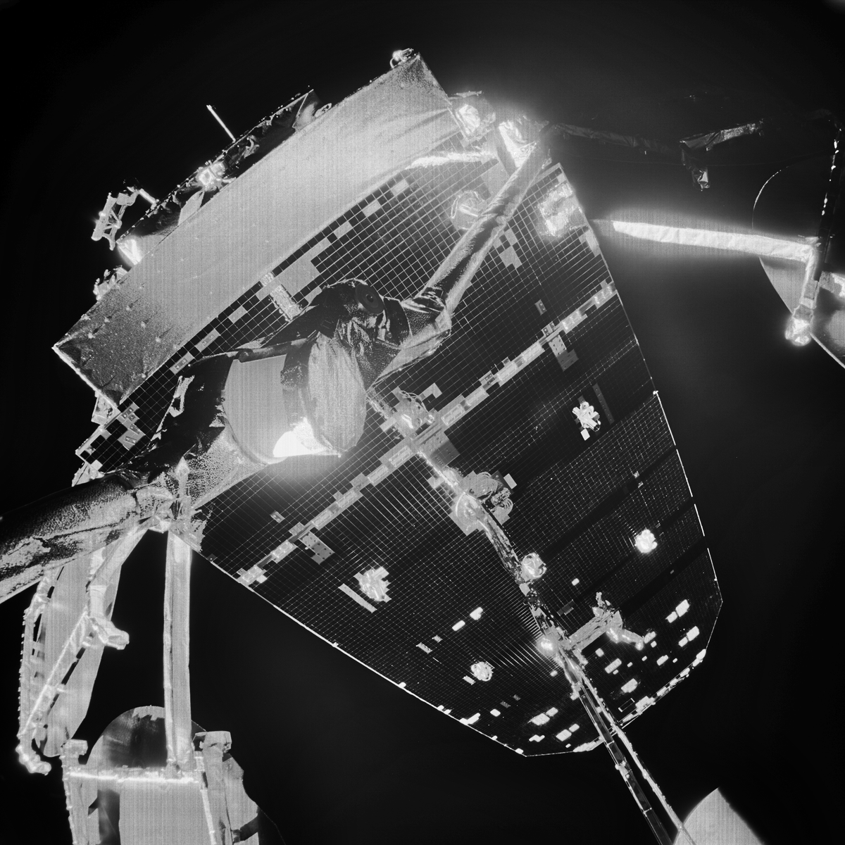 AirbusSpace's tweet photo. Selfie from space 🤳 at 36,000 km from Earth. 🌎
The Airbus designed & built @Eutelsat_SA #HOTBIRD 13F telecoms satellite 🛰️ has reached its geostationary orbit and to prove it, it took a 📸.
Can you recognise any of the equipment on board? (level: hard)
🔗https://t.co/n6DCO3tgwi https://t.co/tspzLWFaZj