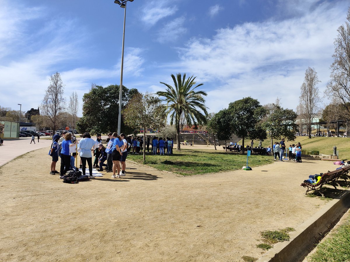 albaMVelez's tweet photo. Després d'uns anys de pausa per la pandèmia, el Parc de la Muntanyeta acull l'English Day. Un espai de trobada, per alumnat de #SantBoi, que vol promoure la llengua anglesa a partir del joc i la interacció. 
Gràcies mestres d'anglès i @sebll3 per l'impuls!

#SBCiutatEducadora https://t.co/ymzmZaVUlz