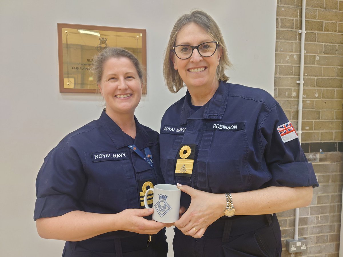 Last night, our Commanding Officer welcomed @CdreMelRobinson The Commodore (Cdre) was greeted by our 'Guard of Honour'. During her visit, our Cdre spent time with various personnel to understand more about their work for @RNReserve and their civilian life. #FlyingFoxFriday