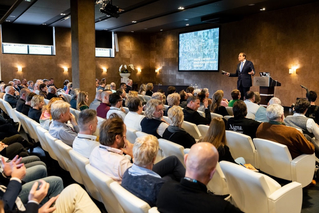 livecomnl's tweet image. Sinds 2017 is @erikpeekel dagvoorzitter op het jaarlijkse ZwembadBranche Congres. Zoals ieder jaar was het een voorrecht om het podium te delen met topsprekers zoals @arjanerkel, @jeannebakker en @maxvandenburg . 
Fotocredit: @janbuteijn 

#ZBBC23 #zwemb… instagr.am/p/CqKxA4QtHGc/