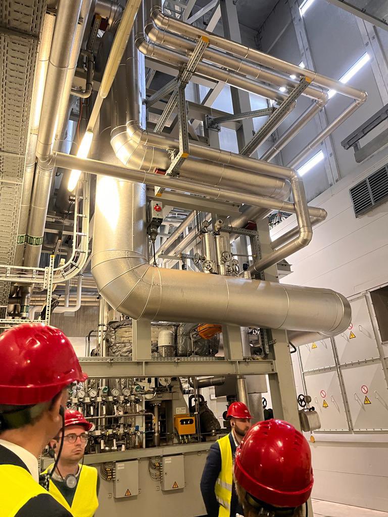 EmbaChile_Suiza's tweet photo. Embajador de 🇨🇱@ftressler participa en visita a planta de energía EWB Energy Center Forsthaus, que contribuye al suministro de energía sostenible ♻️ ya que convierte residuos, madera y gas natural en electricidad ⚡️ , vapor 💨 y calefacción urbana ♨️

#GreeningEmbassiesNetwork https://t.co/0q2dFJ5Nbr