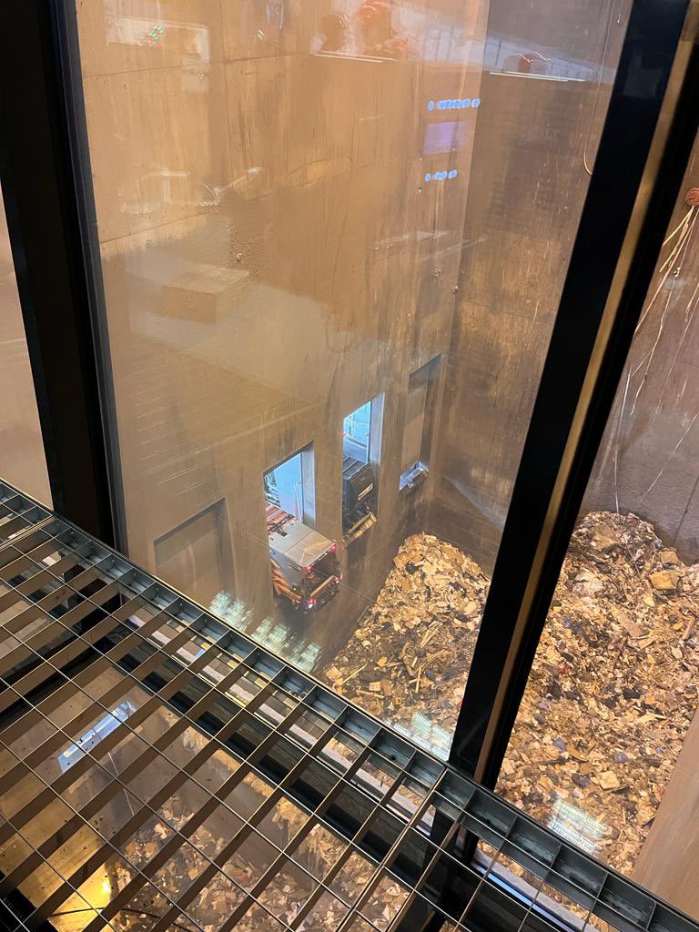 EmbaChile_Suiza's tweet photo. Embajador de 🇨🇱@ftressler participa en visita a planta de energía EWB Energy Center Forsthaus, que contribuye al suministro de energía sostenible ♻️ ya que convierte residuos, madera y gas natural en electricidad ⚡️ , vapor 💨 y calefacción urbana ♨️

#GreeningEmbassiesNetwork https://t.co/0q2dFJ5Nbr