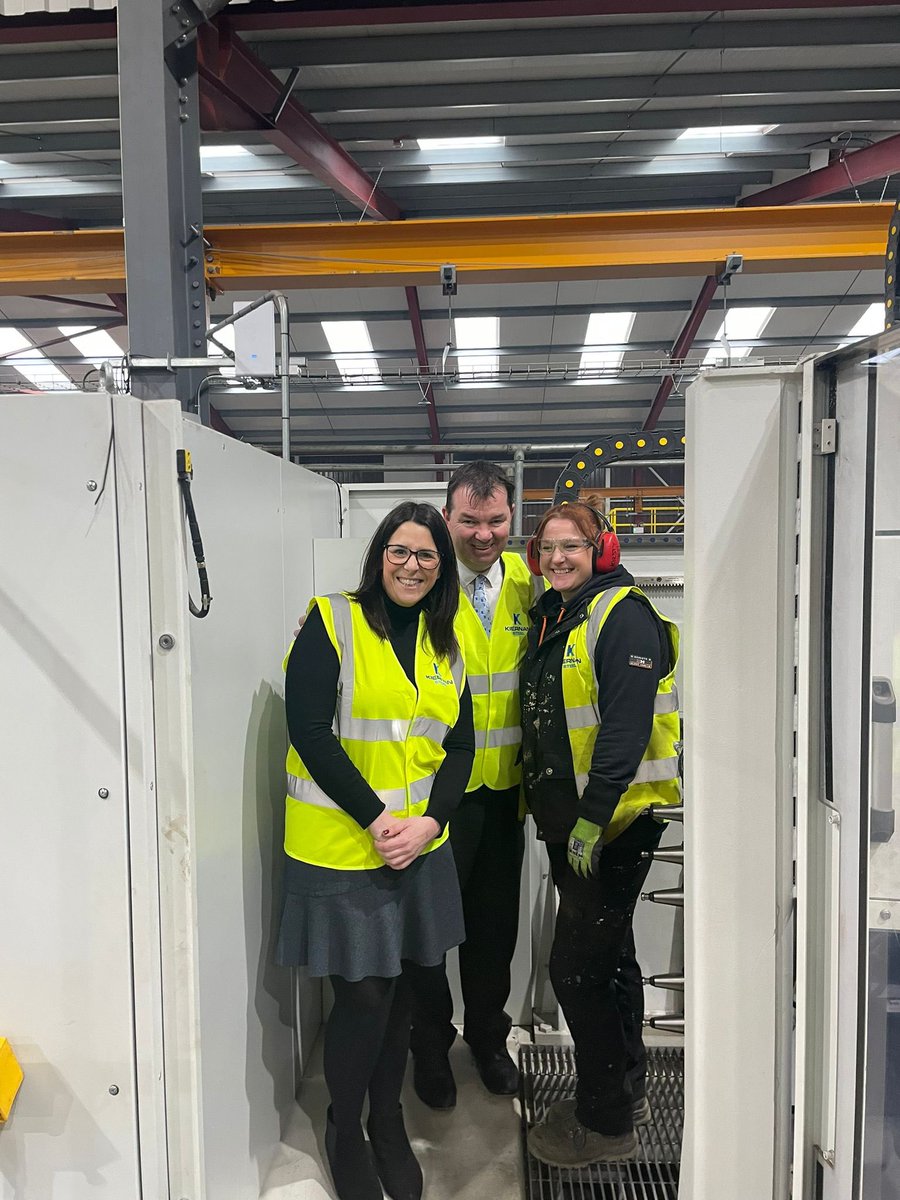 Massive thanks to the team at Kiernan Steel who welcomed @JonesyFay and I to their steel factory yesterday: they are bringing dozens of new jobs for local men and women to Llandrindod Wells in Wales 🏴󠁧󠁢󠁷󠁬󠁳󠁿 👍2/