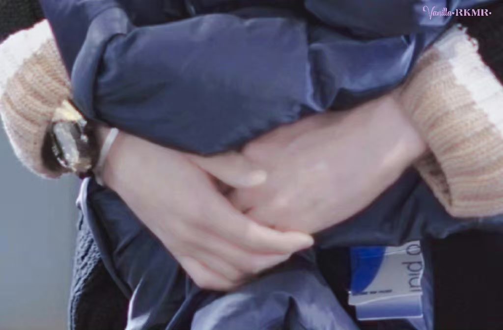 VanillaRkmr's tweet photo. His hands @itsrikimaru 😆
#Rikimaru_Daisy
#Rikimaru_UPandDOWN
#RikimaruWelcomeBack
#AlwaysSupportRikimaru
#近田力丸
#Rikimaru #力丸
#RikimaruDanceKing
#riki #rikiking
#INTO1Rikimaru
#ChikadaRikimaru
#RikimaruChoreography
#INTO1力丸
#INTO1 https://t.co/mFXTnAh85u