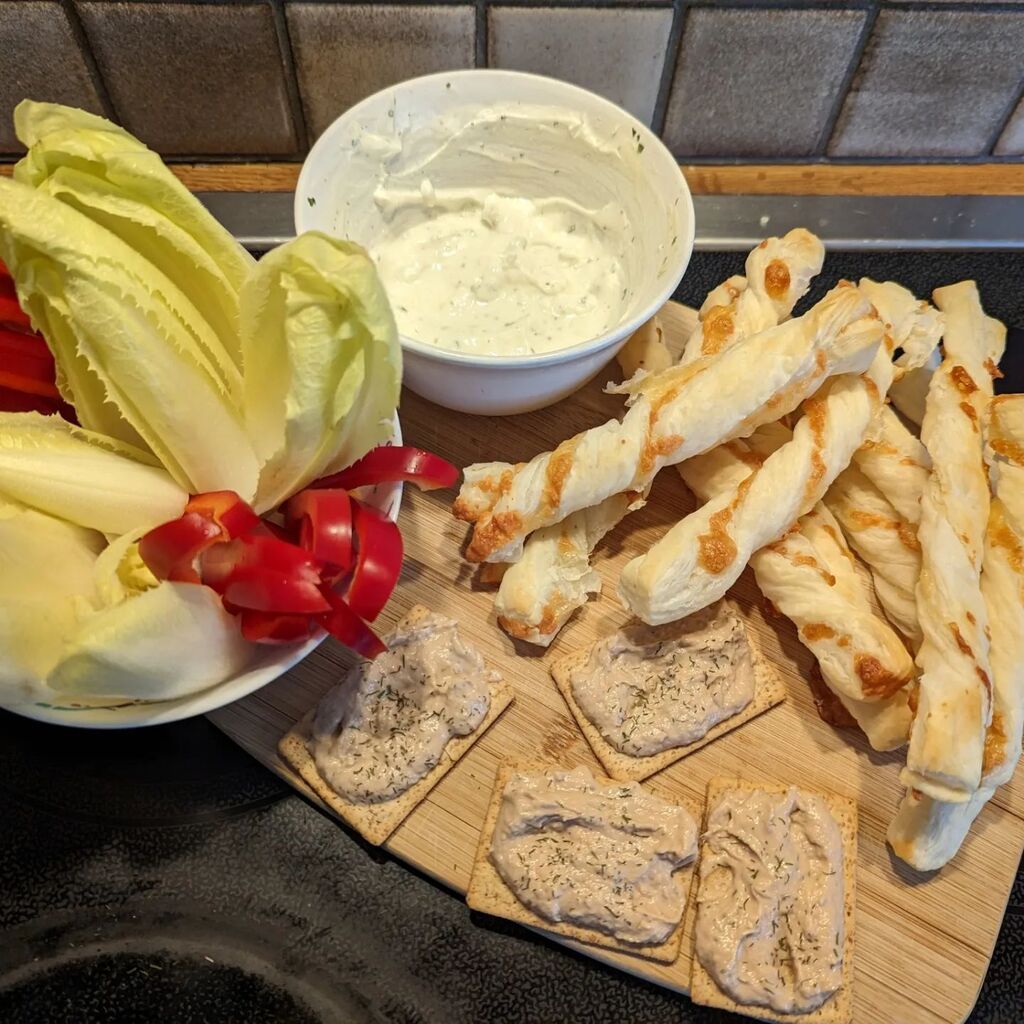 BaslerMeitli's tweet photo. Käse Flûtes mit Thonmousse-Cracker und Dipp Gemüse

Ich liebe Flûtes, aber die aus dem Laden sind immer furz trocken und extrem salzig, darum dachte ich, das kann ich "besser" oder zumindest so wie ich es mag.

Ofen auf 200 Grad vorheizen, Blätterteig in… https://t.co/yUnD8QaRbx https://t.co/wPHJ8wATG7
