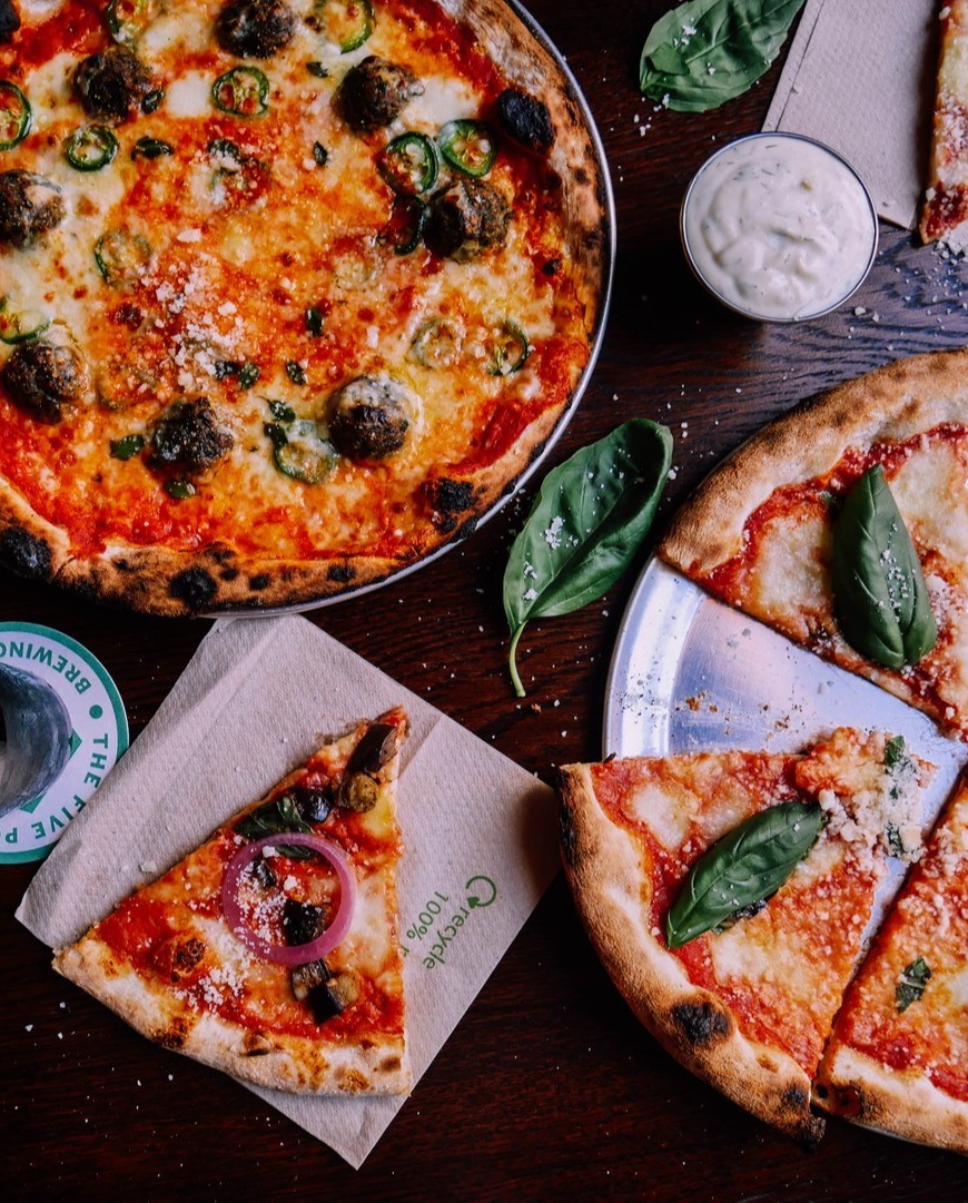 There's nothing like cosying up with a good book 📚

Luckily The #Hackney #BookClub runs an event every month at <a href="/PemburyTavern/">The Pembury Tavern</a>. Order a slice of pizza, &amp; talk all things literature 🍕

Just 15-minutes from our #CornerPlace #NewBuilds in #BethnalGreen: bit.ly/SScplce