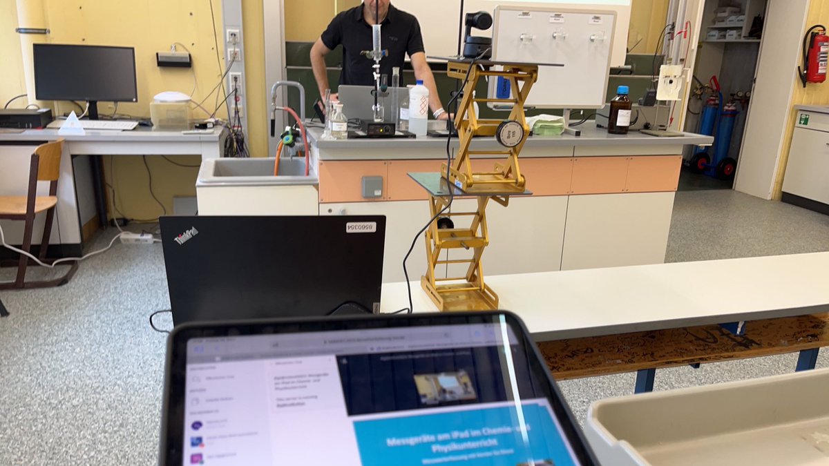 Gleich beginnt die Session „Messgeräte am iPad im Chemie- Physikunterricht“ aus dem Fachraum des Moll-Gymnasium Mannheim bei #digiatschool mit Adrian Slota, der von unserem FSJ-ler Dennis Schuhmacher unterstützt wird. Viel Erfolg 🍀