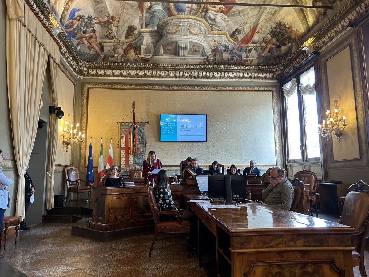 szampa56's tweet photo. In ricordo delle vittime delle mafie. A #Bologna seduta solenne del Consiglio Comunale. Le ricorrenze devono rappresentare un momento di consapevolezza nuova. Servono conoscenza, educazione alla legalità, rigore, coraggio. Una vera piena cittadinanza https://t.co/S2Vw5fWz9R