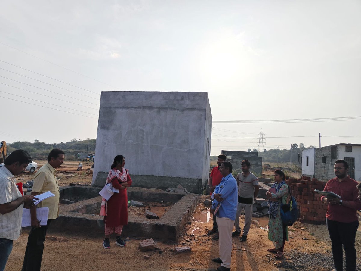 chittoormunici1's tweet photo. Commissioner Dr.J Aruna Visited Anupalli layout to review housing scheme progress with Officials & also inspected sanitation activities at MSR Circle & instructed public health officials to clear the drain blockage as soon as possible
#cdma_municipal #Collectorctr #swachhchittoor https://t.co/REv10RRGo8