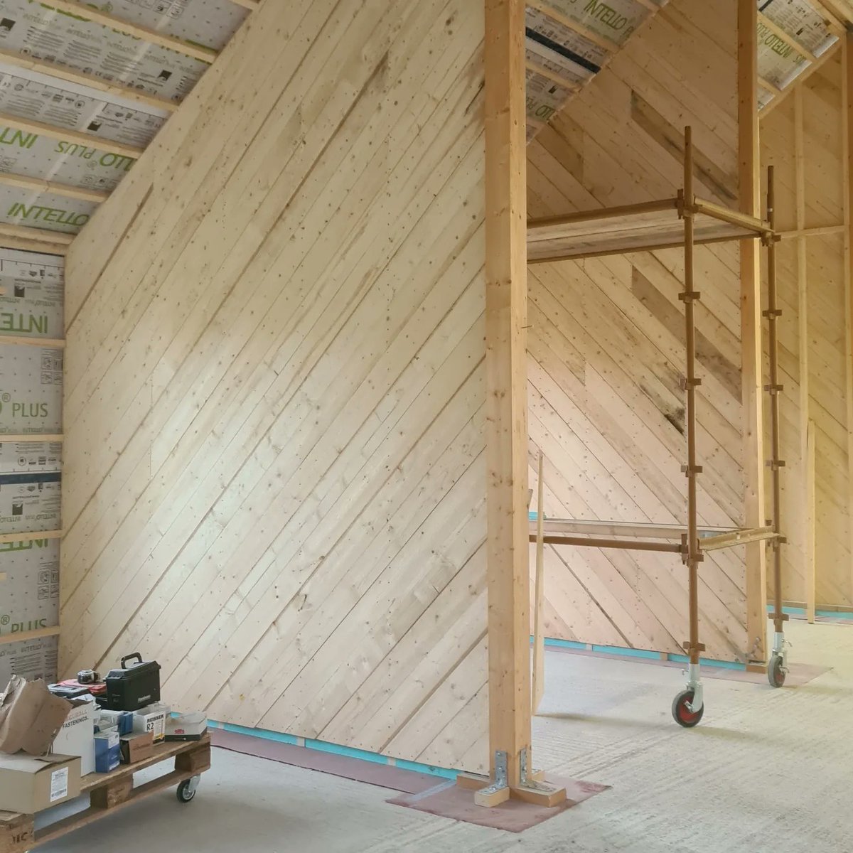 cliomahouse's tweet photo. Internal walls flying up!
Thermally broken to the concrete slab with 50mm loadbearing Bosig Phonotherm blocks and 50mm XPS
3x2 inch studs C24
6x1 C24 diagonal and perpendicular each side
To be finished with 22mm Claytec clayboards each side and clay plaster #proclima #Intello https://t.co/hiIOKmvsQC
