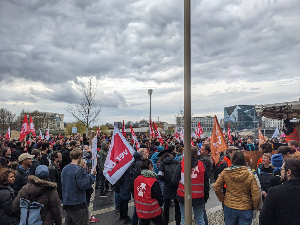 Hunderte wissenschaftliche Mitarbeiter:innen, studentische Beschäftigte und Profs stakeholdern heute vor dem @BMBF_Bund.
#WissZeitVG #IchBinHanna #IchBinReyhan