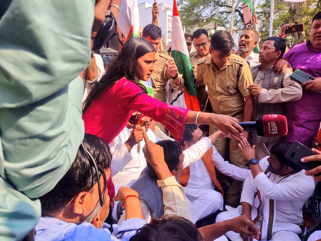 KhabriINC's tweet photo. राहुल गांधी हैं, सावरकर नहीं। https://t.co/oBLTpiRvHc