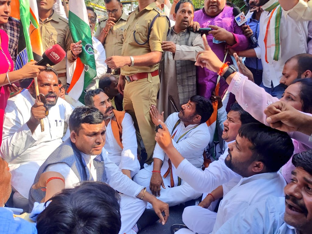 KhabriINC's tweet photo. राहुल गांधी हैं, सावरकर नहीं। https://t.co/oBLTpiRvHc