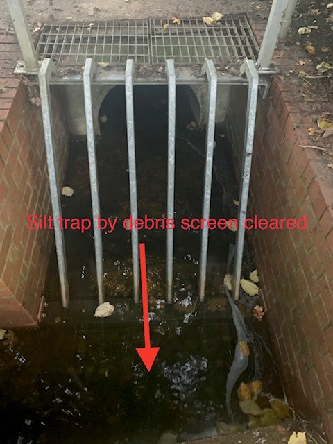 johnoflynnEA's tweet photo. #HampshireAssetTeam contractor removed >1 tonne of silt/gravel from the silt trap on #CalmoreCanal nr #MichiganWay. This flashy river can now flow more easily, reducing local flood risk in the #Calmore area. #floodaware @newforestdc @hantsconnect https://t.co/8aJHDXTm7i