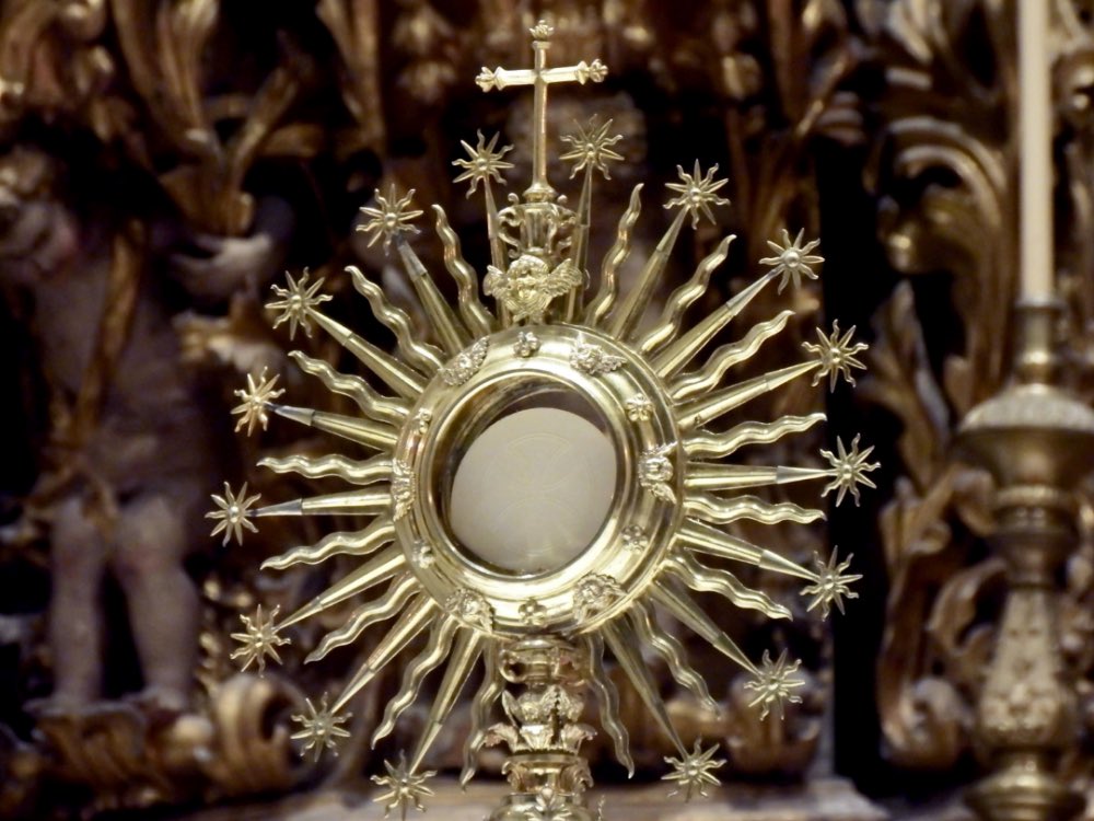 eqmisionero's tweet photo. Aquí está quien fortalece nuestra vida cada día. El, Cristo, es nuestro alimento y nuestra paz. Vamos a postrarnos delante de su presencia viva. El es el motivo para continuar viviendo y realizando la misión que nos pide. Hombre y mujeres de Eucaristía. https://t.co/9JlfWTDRoS