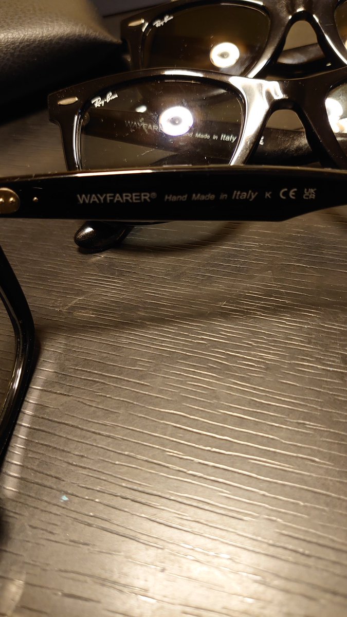 TA01DC1's tweet photo. Ray-BanのWAYFARERが好き過ぎて、3個目を購入。ブラックとクリアブルーを持っていたので今回はレンズ交換をしてもらってクリアに。その日の天気と気分で選ぼう。これからの時期はUVが危険だからね、グラサンは必須よ。
#RayBan
#WAYFARER https://t.co/bU5Er67U4v