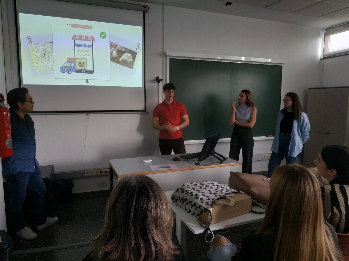confecomercUPV's tweet photo. Exposición proyectos #Challenge #Mercados de la @catconfecomUPV @ConfecomercCV y estudiantes @eamnupv @mueamaupv #Muscga : supernutry/ nutrición y servicio alimentación saludable, Vengan/pack productos saludables,mercatgourmet/ lujoasequible en tu hogar, mercat en casa/ delivery https://t.co/nM3pPDghp4