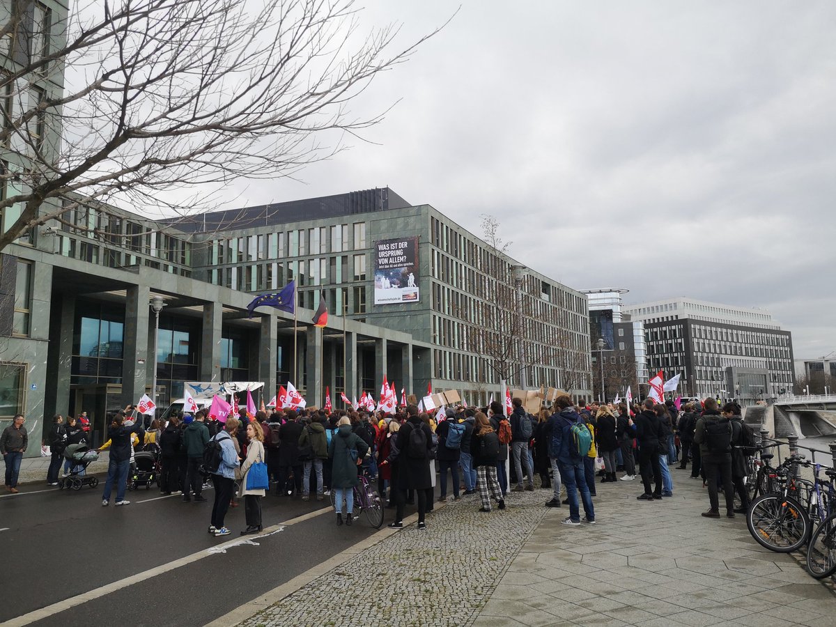 Protest today outside the Federal Ministry of Education and Research @BMBF_Bund against the #WissZeitVG reform and for better working conditions in #academia. Wir sind hier und wir sind viele!

#Wissenschaft braucht Zeit
#IchBinHanna #IchBinReyhan #FightWissZeitVG <a href="/Ichbin_Hanna/">Hanna</a>