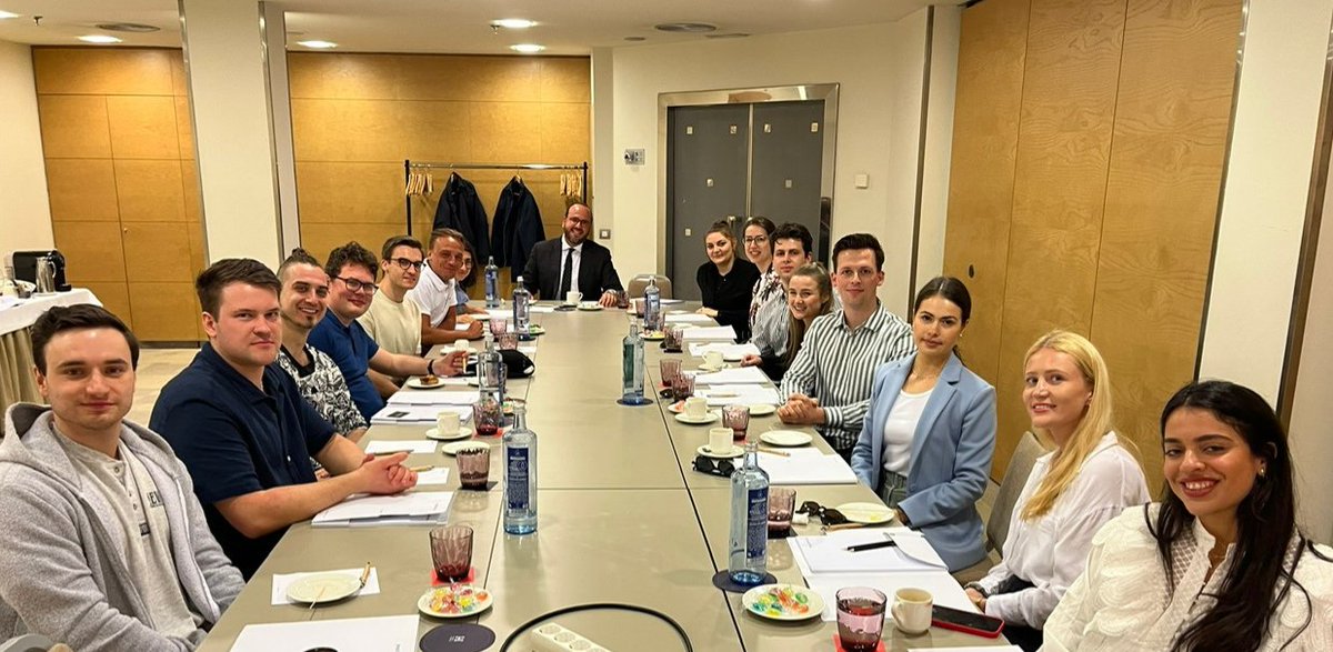 Ich habe mich sehr gefreut, dass ich deutschen Jurastudenten im Rahmen ihres Referendariats diese Einführung in das spanische Strafprozesssystem geben durfte.
#Referendariats #Rechtsreferendargruppe #Strafrecht #Barcelona #hesperiahotels