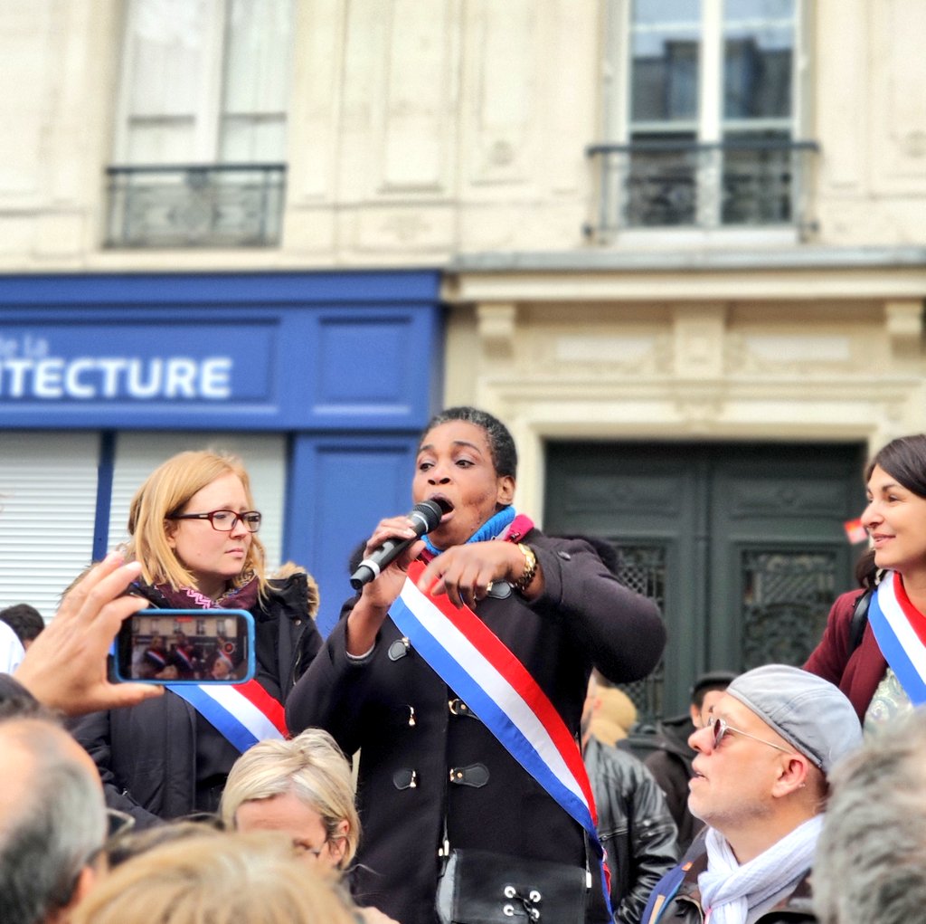 'Les femmes de chambre de l'hôtel Ibis Batignolles ont lutté 22 mois. Là, ça fait seulement 2 mois qu'on lutte. Nous allons écraser cette réforme !' 
Hier, la détermination de @KekeRachel face à la foule. 
#Greve23Mars #ReformeDesRetraites