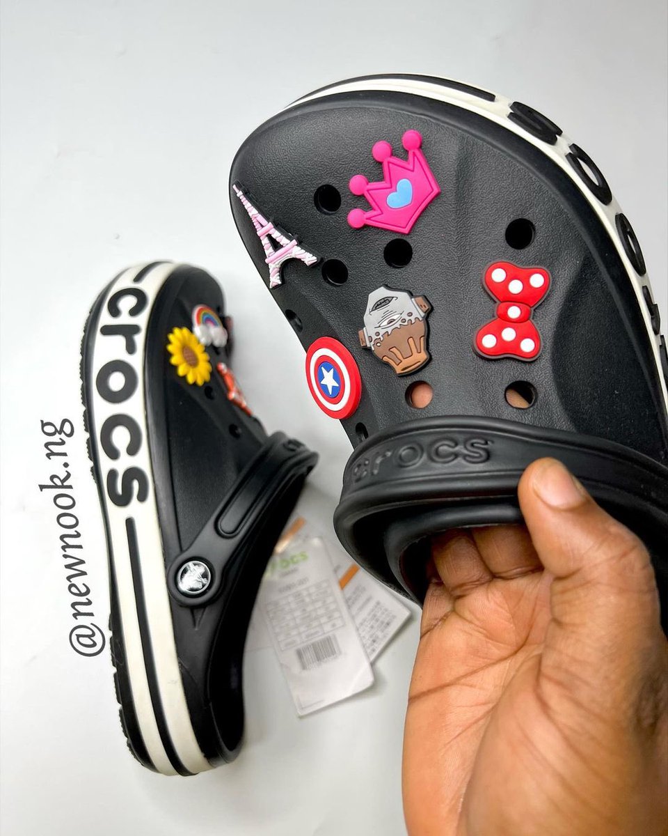 newnook_ng's tweet image. Black makes everything more elegant and classy, just like our Black Bayaband clogs.
Available in size 43-45, price is 20,000naira.

Send a dm to order this black beauty today.
#crocscomfort #blackcrocs #bayabandcrocs