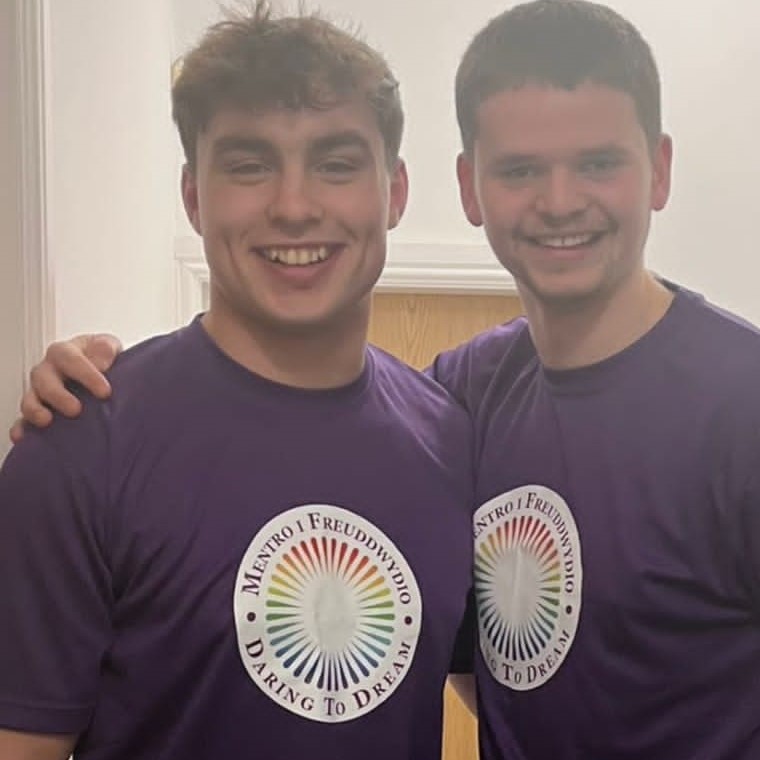 DaringtoDream5's tweet photo. Llongyfarchiadau! #CallumPenn and #EuanEscott - you are both looking #supercool in your Daring to Dream T-shirts, ready for @SheffieldHalf In memory of Amy #veryspecial. Well done indeed to you both and huge, huge thanks!
Callum Penn https://t.co/y8Amho46mg
Pob lwc! https://t.co/XPA5sAnGWv