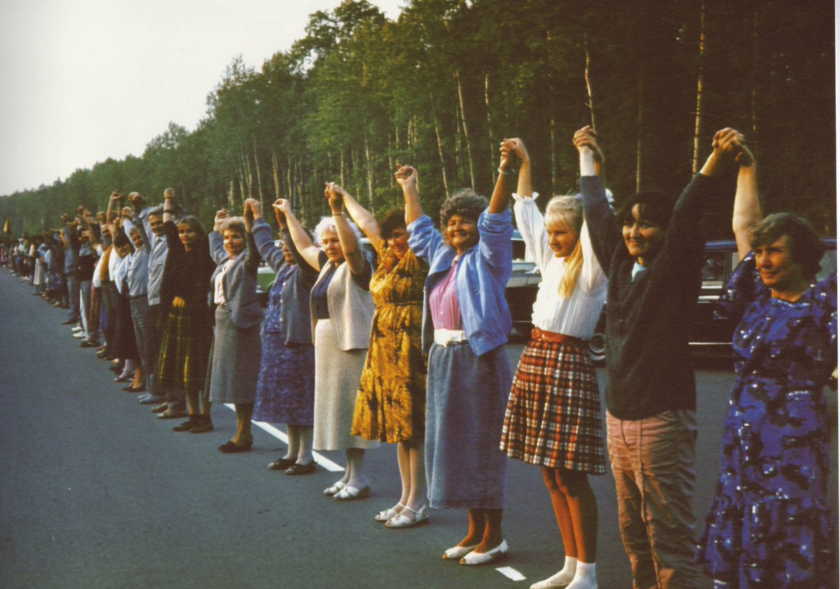 My favourite thing on Twitter (genuinely) is people discovering the Baltic Way.

No mobiles, no social media, limited freedoms. Yet, on 23 August 1989, 2 million formed a nearly 700km chain across 3 countries demanding freedom.

However, the key context is often missed… 🧵