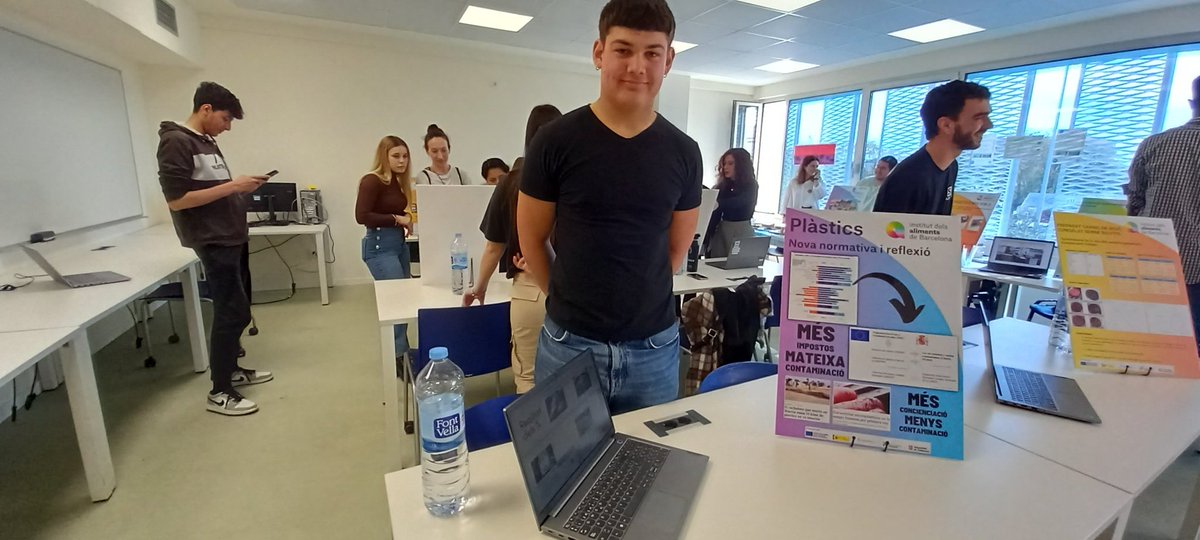 InsAlimentsBCN's tweet photo. Impressionats de la diversitat i qualitat dels treballs que han fet en el mòdul de Projecte els alumnes de 2n de Processos i Qualitat en la Indústria Alimentària. Alumnes i empreses del sector gaudint-ne a la 1a Fira d'#innovació i #emprenedoria de @InsAlimentsBCN Felicitacions!! https://t.co/UbuX0sQ370