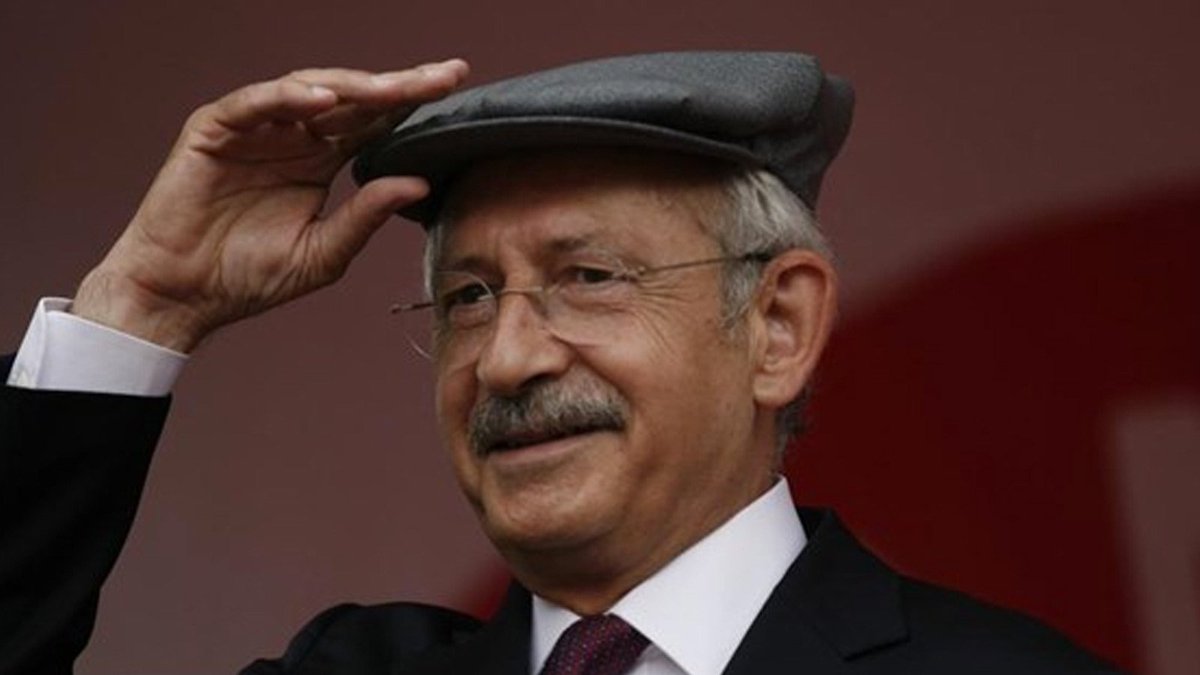 Profesorfacia's tweet photo. Çocuklar inanın inanın çocuklar,
Güzel günler göreceğiz güneşli günler.
Motoroları maviliklere süreceğiz.
Güzel günler göreceğiz güneşli günler.

#BenimOyumKEMALe https://t.co/vGEvHjdiEQ