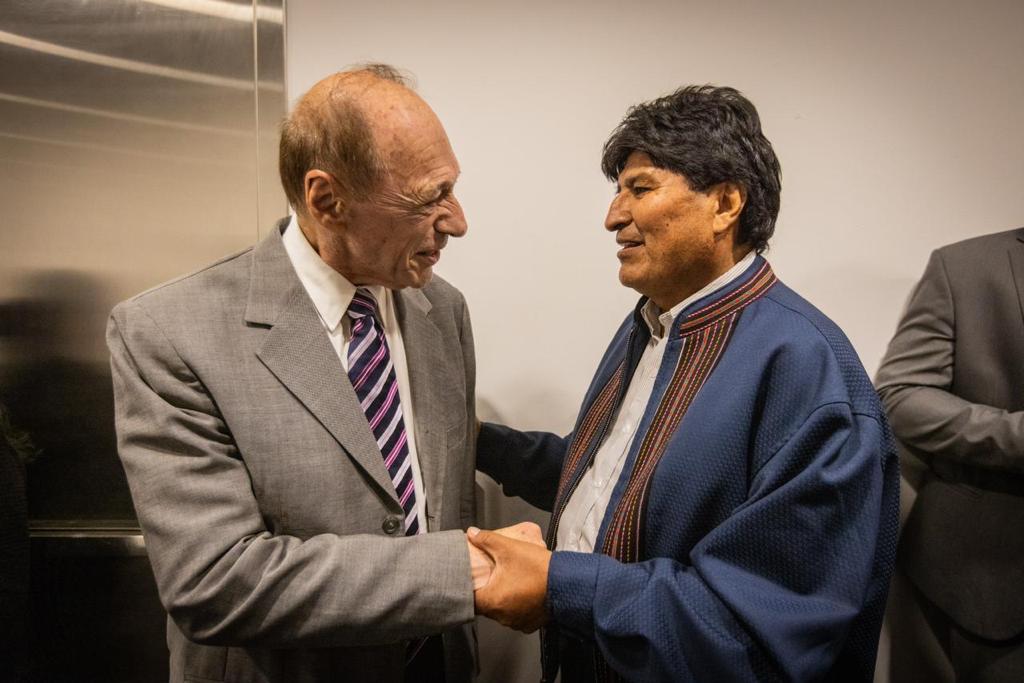 evoespueblo's tweet photo. Tres años después de haber enfrentado 29 juicios del gobierno de facto, tuvimos la gran satisfacción de volver a abrazar a nuestros abogados Raúl Zaffaroni y Baltasar Garzón, juristas comprometidos con la verdad y la justicia en defensa de los derechos  humanos y la democracia. https://t.co/qsj0xPhuZf