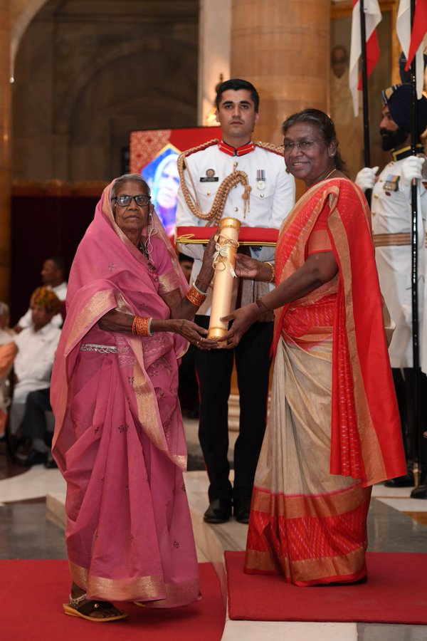 Anurag_Office's tweet photo. President Droupadi Murmu presents Padma Shri to Smt Jodhaiya Bai Baiga for Art. A prominent artist of Baiga painting, she has brought recognition to the traditional work, philosophy and culture of Baiga Tribe.

#PadmaAwards
#PadmaAwards2023 https://t.co/VGiOcRuCqx