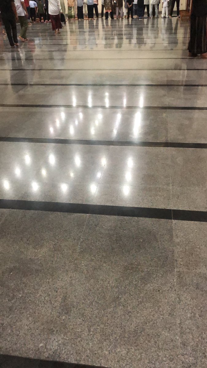 wong2ankawanen's tweet image. Buru buru sholat isyak di shaf depan kirain udah iqomah tinggal nunggu teraweh, ternyata baru iqomah pas kelar shalat wkwk auto mundur, loh neng ndeso pujian sek kok, kene adzan kok amleng wkwk, aku warga @NUgarislucu tapi paling cedak mesjid @MuhammadiyahGL #ramadhanvibes