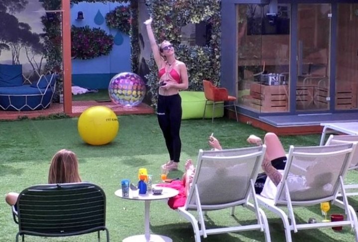 Giuse_002500's tweet photo. Ma quanto costa un abbraccio, poi dicono che non è sola
#gfvip #nikiters #nikivip https://t.co/xn7632Xb8Y