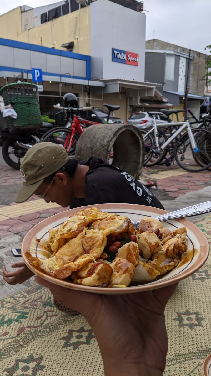gundampunk's tweet photo. Sangat bersyukur bisa menikmati hidup di solo. Indah banget , hangat banget , selalu positif vibes setiap harinya. hal sederhana yang sangat istimewa , hadiah dari Tuhan terlahir dan menetap di kota ini ❤️❤️❤️ https://t.co/kZsszy2Lgp