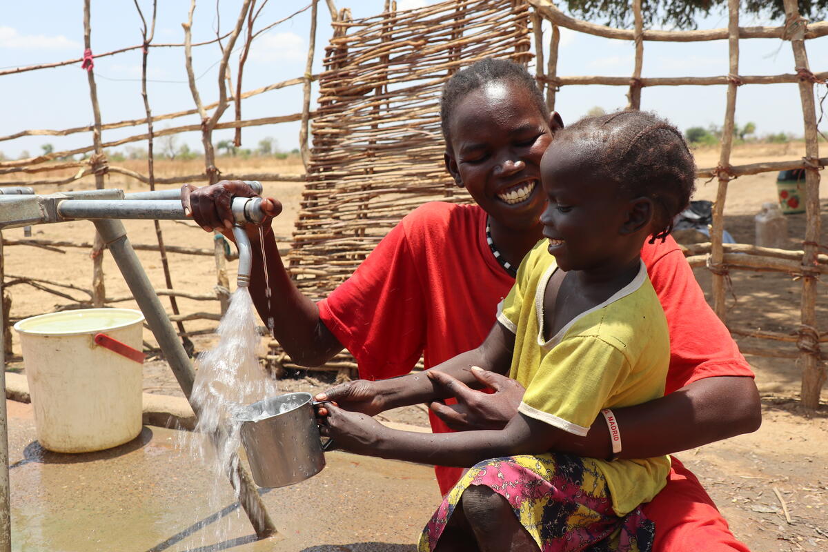 WorldVision's tweet photo. #WorldWaterDay is a day to raise awareness on stories like Angelina's. 

📸 Anglina, 28, is a mother from #Sudan who used to walk hours to fetch water. We installed a solar-powered water yard near her home, which has significantly reduced her walk times. 

https://t.co/6XlOpSdLrY https://t.co/d2cAPctH7w
