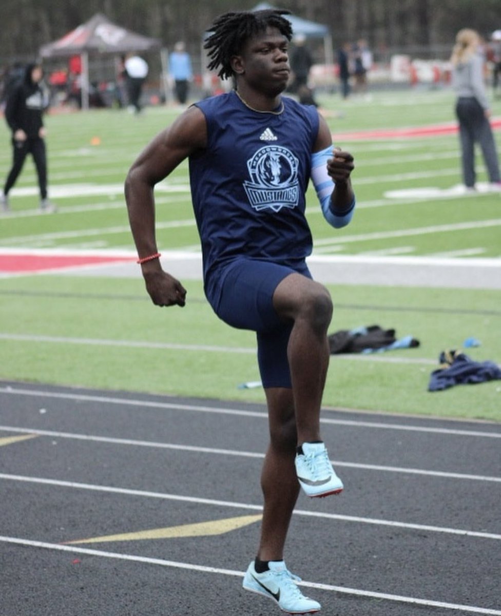 BHarrison92's tweet photo. Yesterday 2023 sprinter Mr. Jackson @isaacjackson05 ran the 800 just for a workout and ended up winning with a decent time. He also has a 3.5 GPA COME SHOP #RideWithUs https://t.co/tR2XWK6x2R