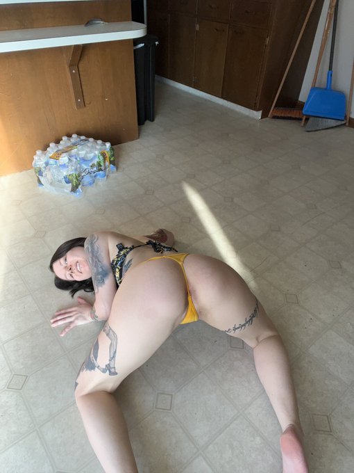 Retweet if you like me bending over for you ? #dms #onlyfans https://t.co/5zijZ8Mc5r